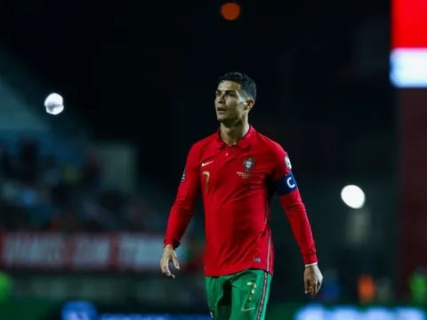 Ronaldo đi vào lịch sử, huyền thoại Roy Keane khen ngợi hết lời