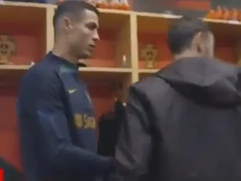 Ronaldo 'đứng hình' khi bị Bruno Fernandes tỏ thái độ ở tuyển