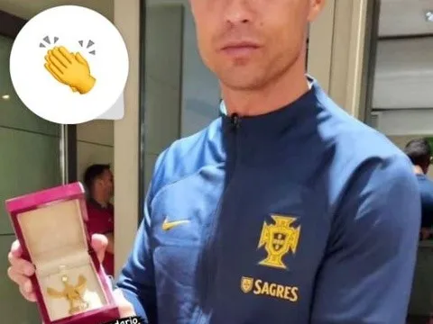 Ronaldo được tặng dây chuyền vàng sau trận thắng Bosnia