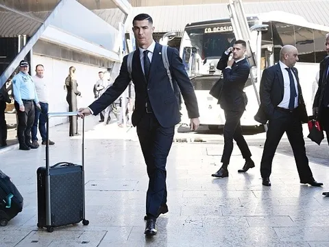 Ronaldo gửi thông điệp khi đến Qatar