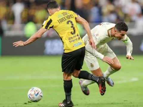 Ronaldo hai lần ôm hận trước cựu HLV Premier League