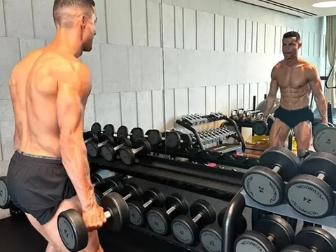 Ronaldo khoe 6 múi rõ mồn một, "dây điện" nổi đáng nể
