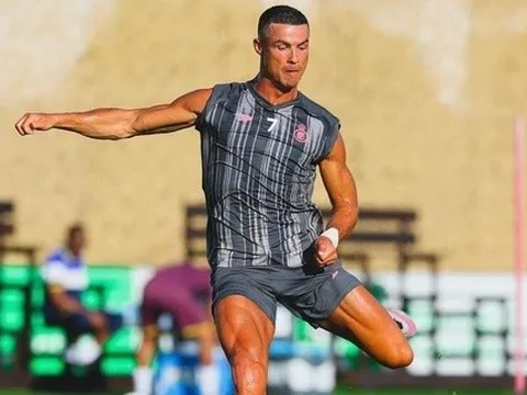 Ronaldo khoe cơ bắp sau kỳ nghỉ hè