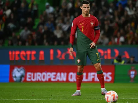 Ronaldo làm sống dậy vũ khí đá phạt