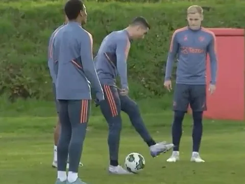 Ronaldo lấy lại thể diện trước đồng đội