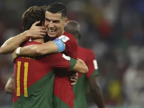 Ronaldo lộ biểu cảm vô giá, thủ quân Ghana bị phản bội