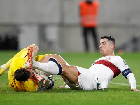 Ronaldo hỏng ăn khó tin, may mắn thoát thẻ đỏ