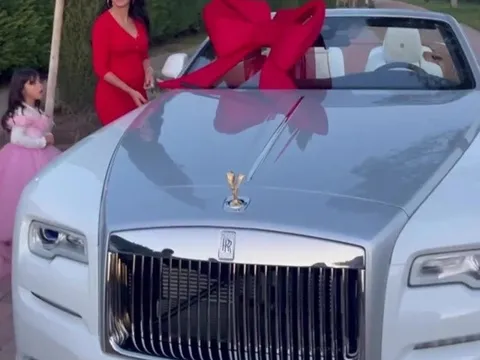 Ronaldo móc hầu bao khủng cho dịp Giáng Sinh