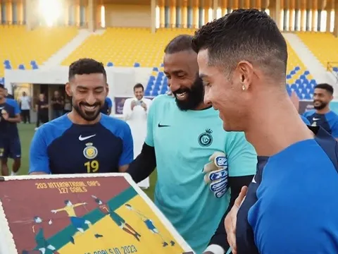 Ronaldo mừng hết lớn trong ngày trở lại Al Nassr