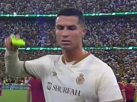 Ronaldo ném băng đội trưởng khi bị CĐV la ó