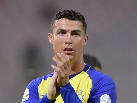 Ronaldo ngăn cầu thủ đá cùng vị trí rời Al Nassr