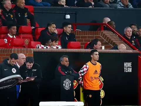 Ronaldo chống đối Ten Hag, từ chối vào sân ở trận Tottenham