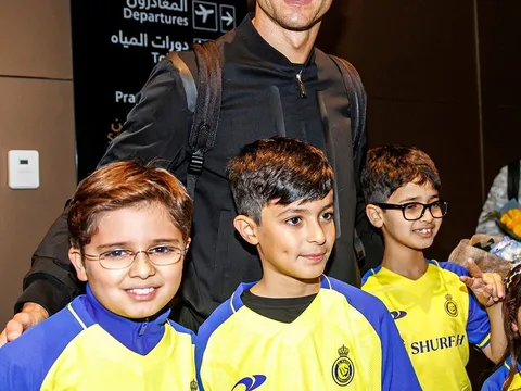 Ronaldo rạng rỡ khi đến Saudi Arabia