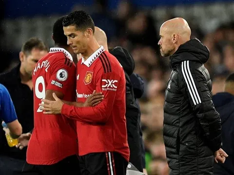 Ronaldo rời M.U: 4 người thắng, 1 kẻ thua