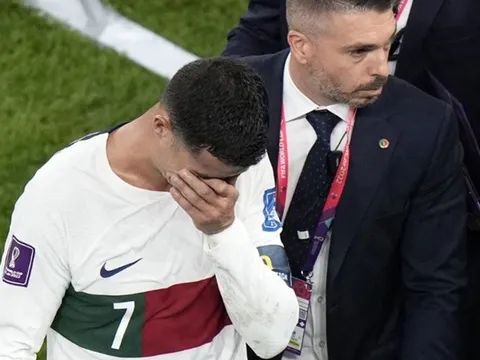 Ronaldo rời sân trong nước mắt