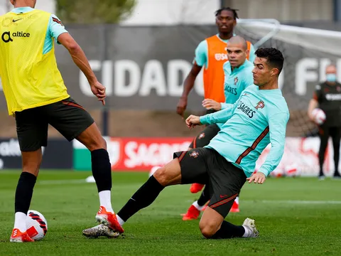 Ronaldo sắm vai máy quét trên sân tập Bồ Đào Nha