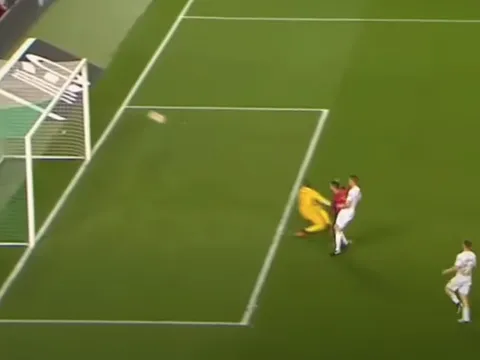 Ronaldo sút lên trời ở tư thế trống trải