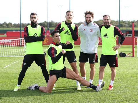 Ronaldo tạo dáng khó đỡ, rõ thái độ Van de Beek trên sân tập Man Utd