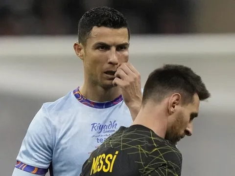 Ronaldo từng hỏi chủ tịch Barca về lương Messi