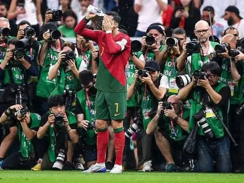 Ronaldo uống nước cũng gây chấn động