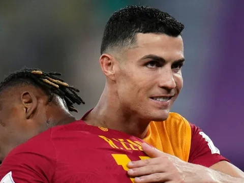 Ronaldo nhận đề nghị 186 triệu bảng, hợp đồng 3 năm