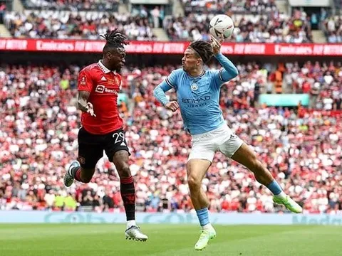 Roy Keane nổi giận với nhận định về penalty của Man Utd