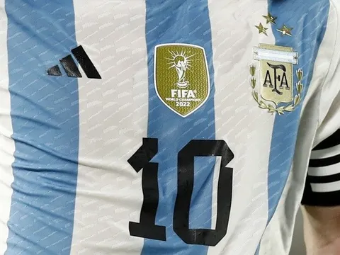 Khung cảnh hỗn loạn bên ngoài nơi trú quân tuyển Argentina