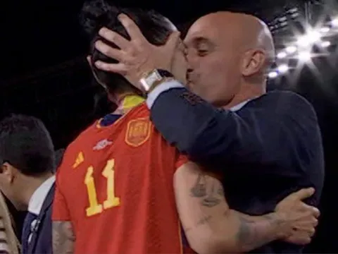 "Rubiales không cưỡng hiếp cô ấy"