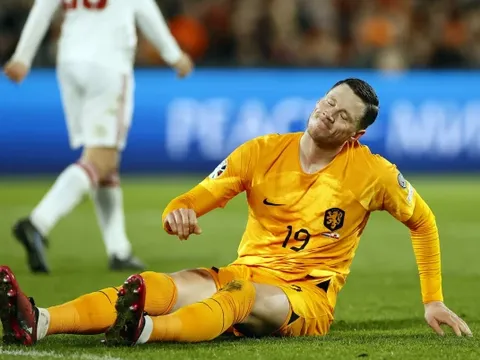 Ruud Gullit chê Wout Weghorst không đủ trình đá cho M.U lẫn Hà Lan