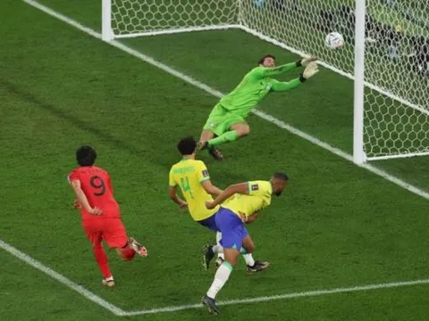 Ruud Gullit chỉ trích Alisson Becker thậm tệ