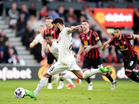 Bruno Fernandes nhăn nhó với Mainoo ở phút 64