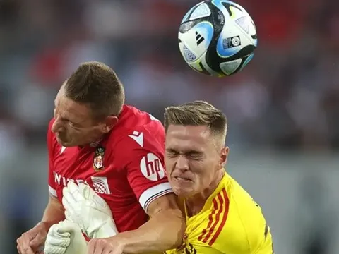 M.U phẫn nộ với HLV Wrexham