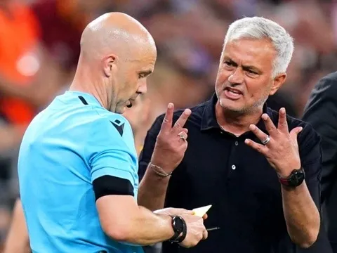 CHÍNH THỨC! Mourinho và Roma bị trừng phạt nặng