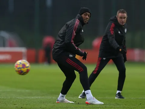 Dịch bệnh cực căng, Man Utd chỉ còn 9 ngôi sao