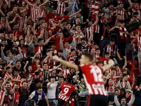 CĐV Bilbao ném tiền giả xuống sân để chế nhạo Barca