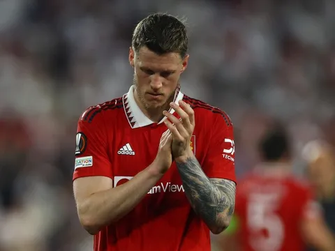 "Cậu ấy chỉ chạy loanh quanh, không nên khoác áo Man United"