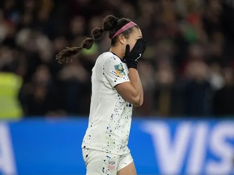 Tại sao cầu thủ trẻ dễ đá hỏng quả penalty quyết định?