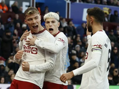 So sánh với Nunez, Michael Owen khen cách Hojlund dứt điểm