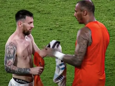 Hành động đẹp của Messi sau khi lập hat-trick