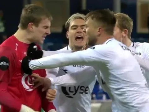 Xô ngã đồng đội, cầu thủ bị trọng tài đuổi luôn khỏi sân