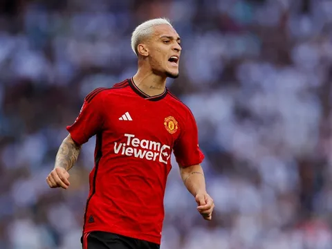 Saha chỉ Ten Hag cách sử dụng Antony