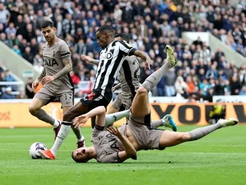 Sai lầm thảm hại, CĐV Arsenal hả hê