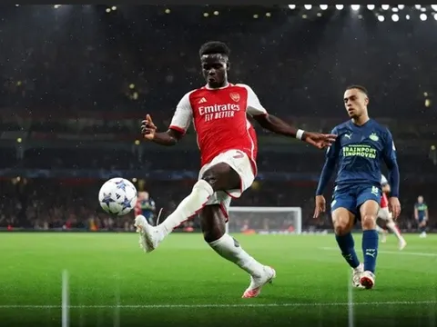 Đẳng cấp vượt trội, Saka khiến cựu sao Barca trầm cảm