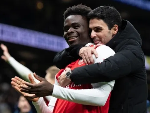 CĐV lo lắng về tương lai Saka, Ramsdale trấn an