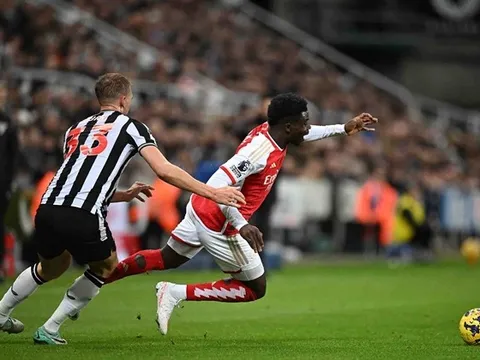 Arsenal "nhờ" trọng tài bảo vệ Bukayo Saka