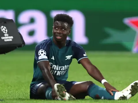 Arteta lại muốn "bào" Saka