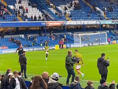 Saka khiến CĐV Arsenal hú vía