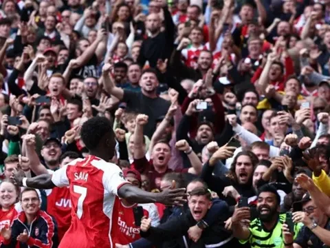 Saka lập công, Neville chỉ trích sự cuồng nhiệt của Arsenal