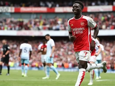 Saka lập siêu phẩm, Arsenal thắng hú vía tại Emirates