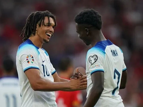 Saka ngả mũ trước 'cỗ máy' tạt bóng của Liverpool